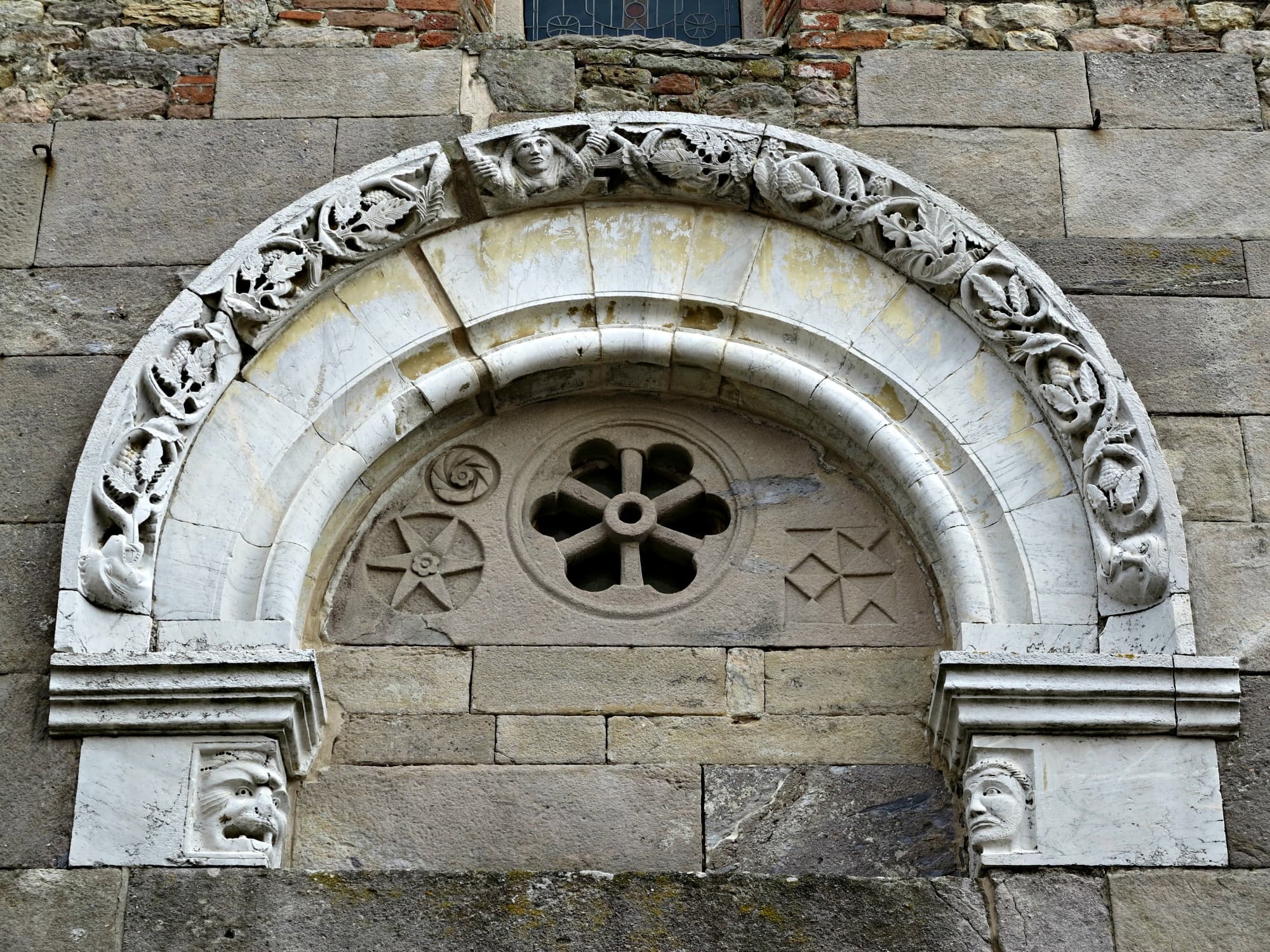 Portale San Leonardo in Treponzio