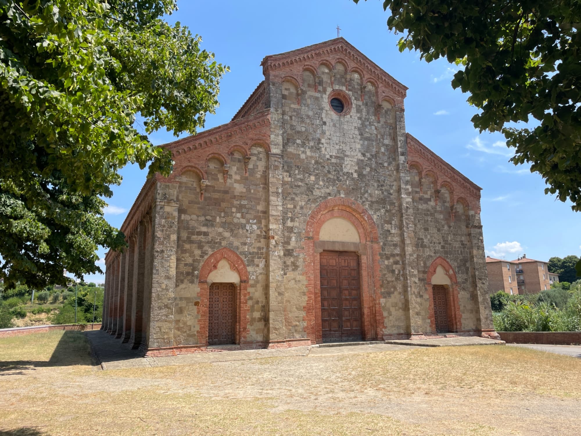 Die Pfarrkirche von San Martino mit ihrer charakteristischen Steinfassade und dem Rest aus Ziegeln