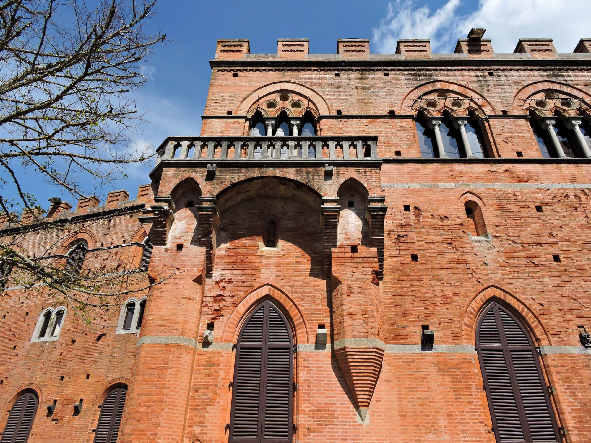 Il castello di Brolio visto dal basso