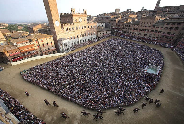 Piazza del Campo gremita di gente che assiste al Palio