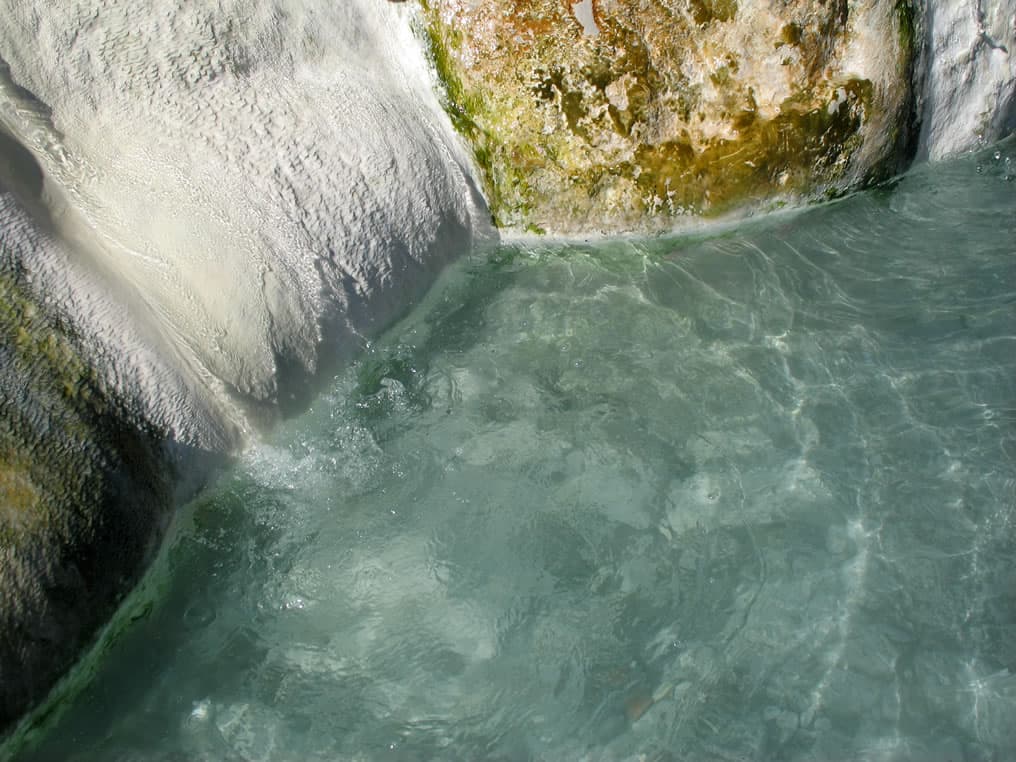 Becken mit Thermalwasser der Therme von Petriolo