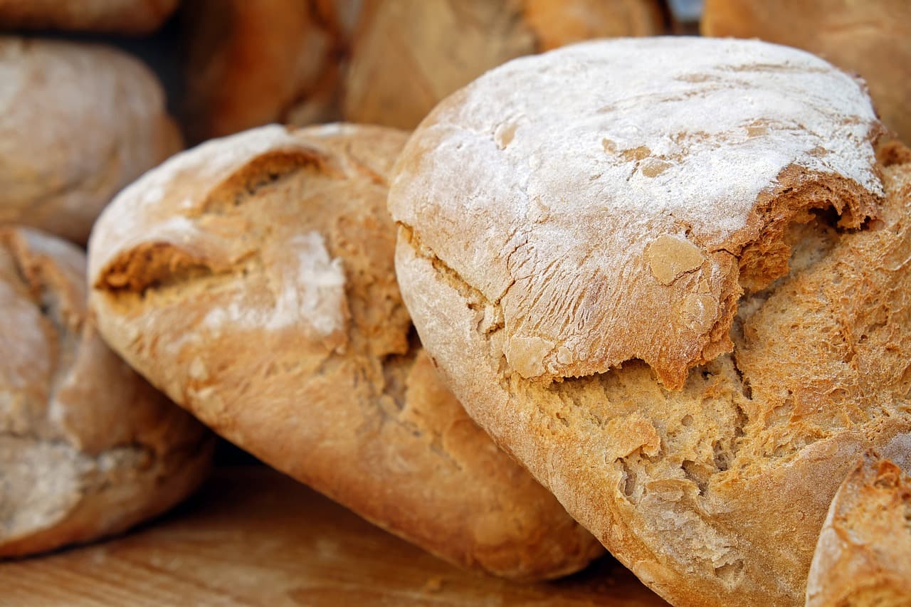 Frisch gebackenes knuspriges Brot