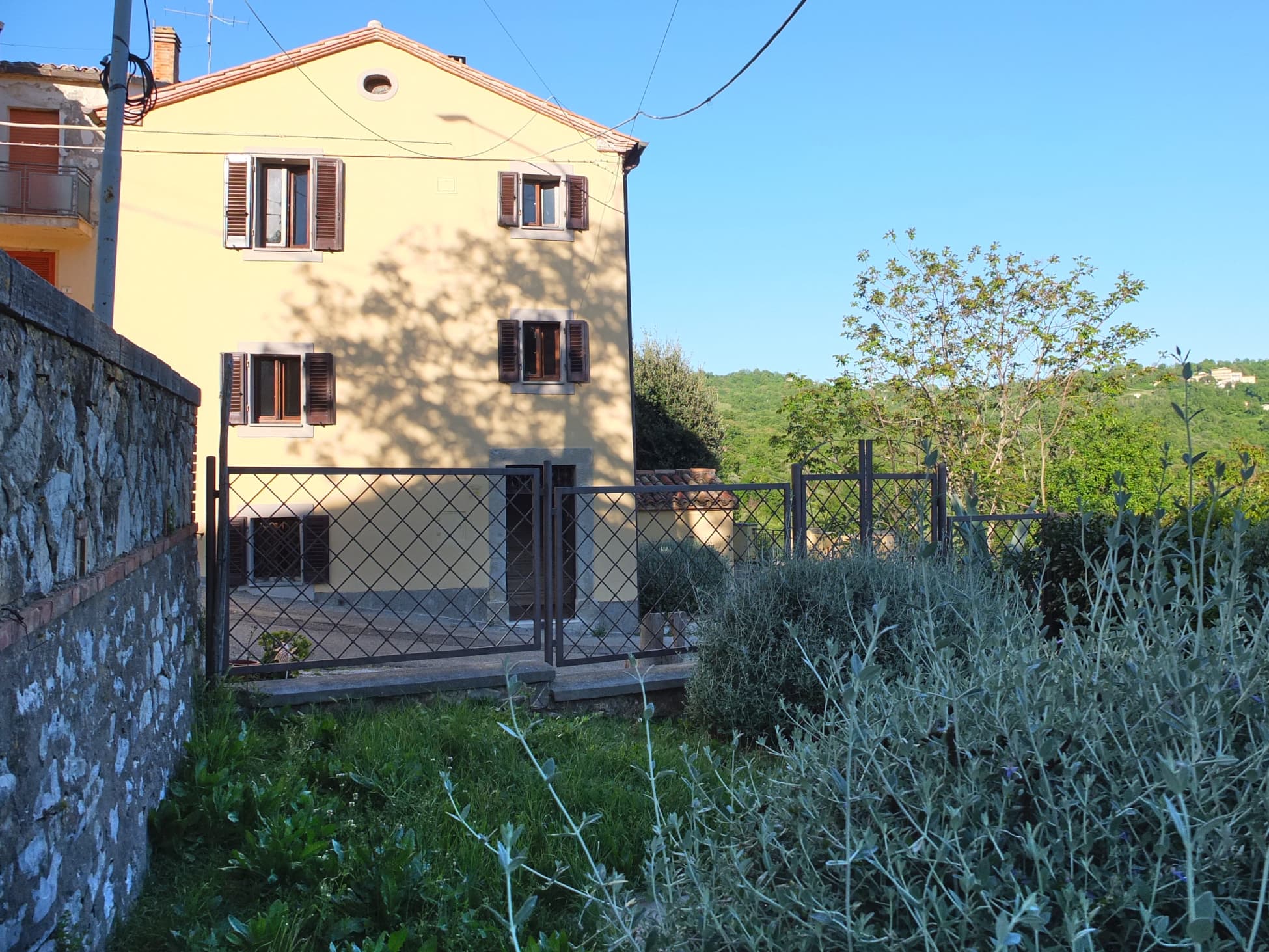 the house of Elide seen from the private garden