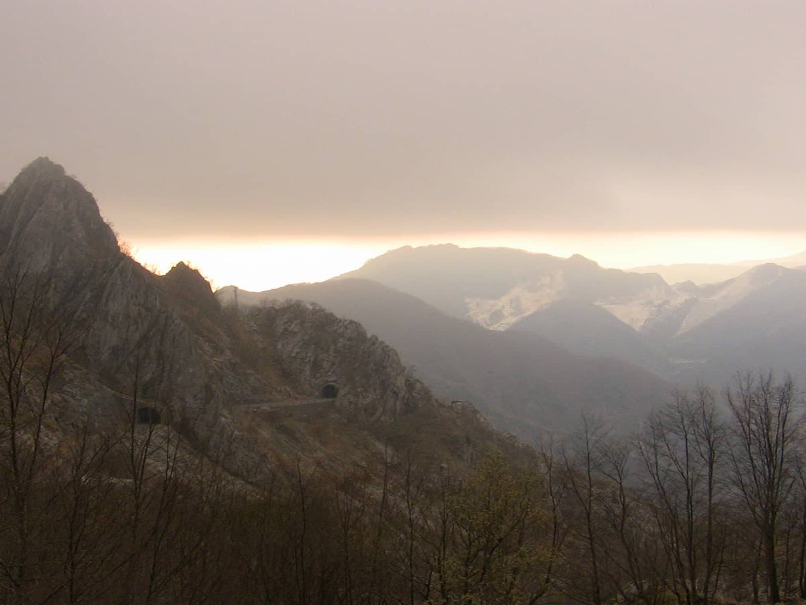 Vista delle Alpi Apuane dal Passo del Vestito