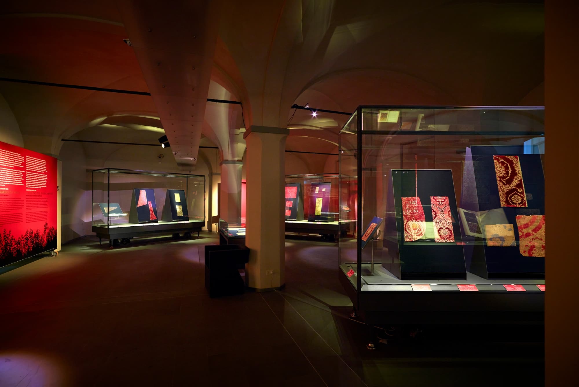 La sala dei Tessuti Antichi del Museo del Tessuto