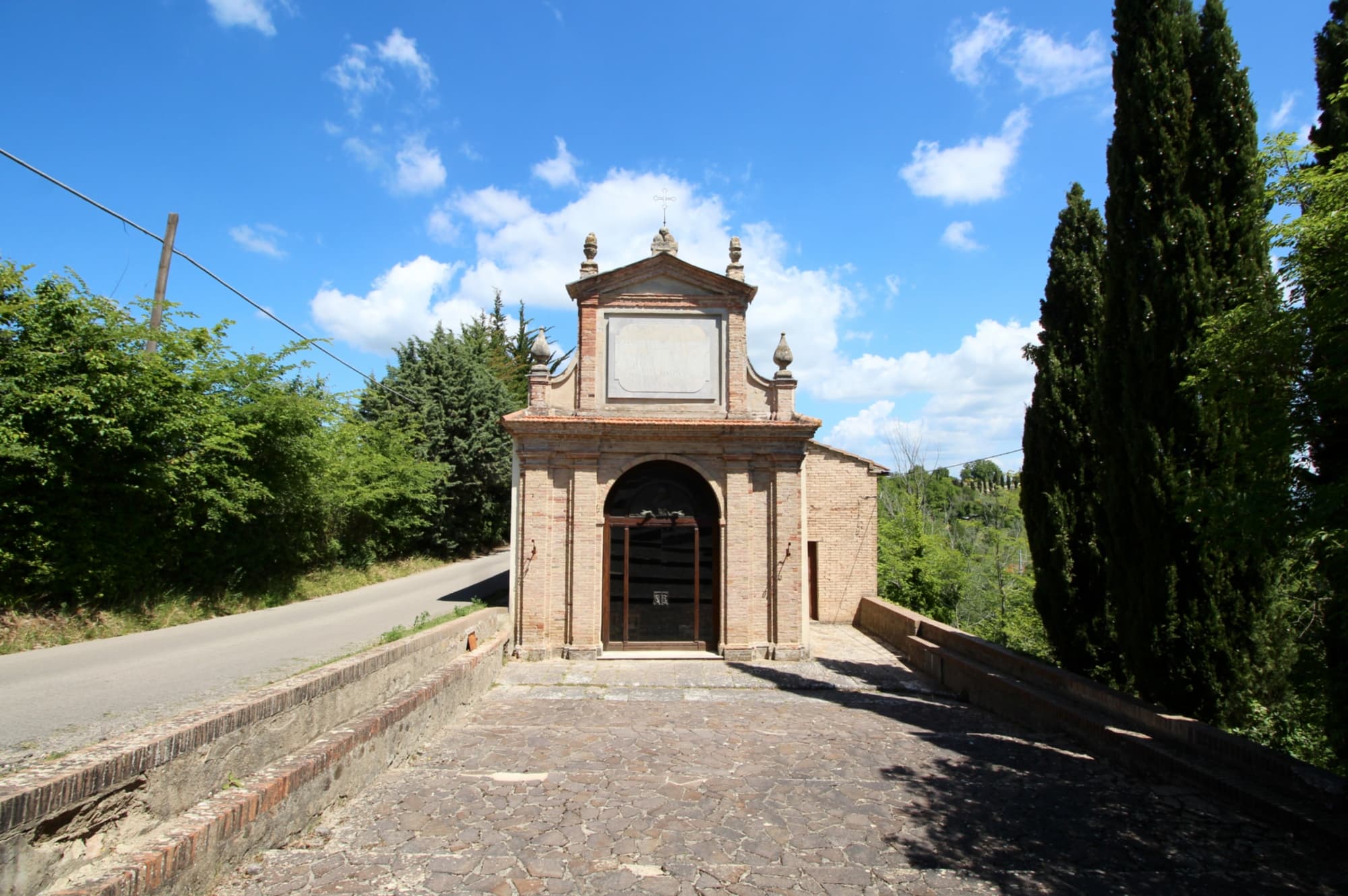 Façade du sanctuaire de la Madonna delle Grazie à Chiusdino