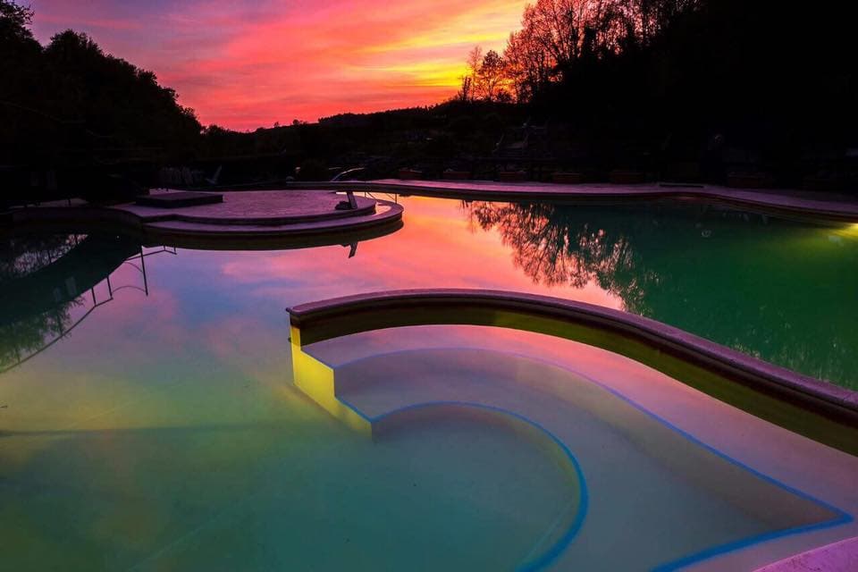 Piscinas exteriores de las Termas de Sorano al atardecer.