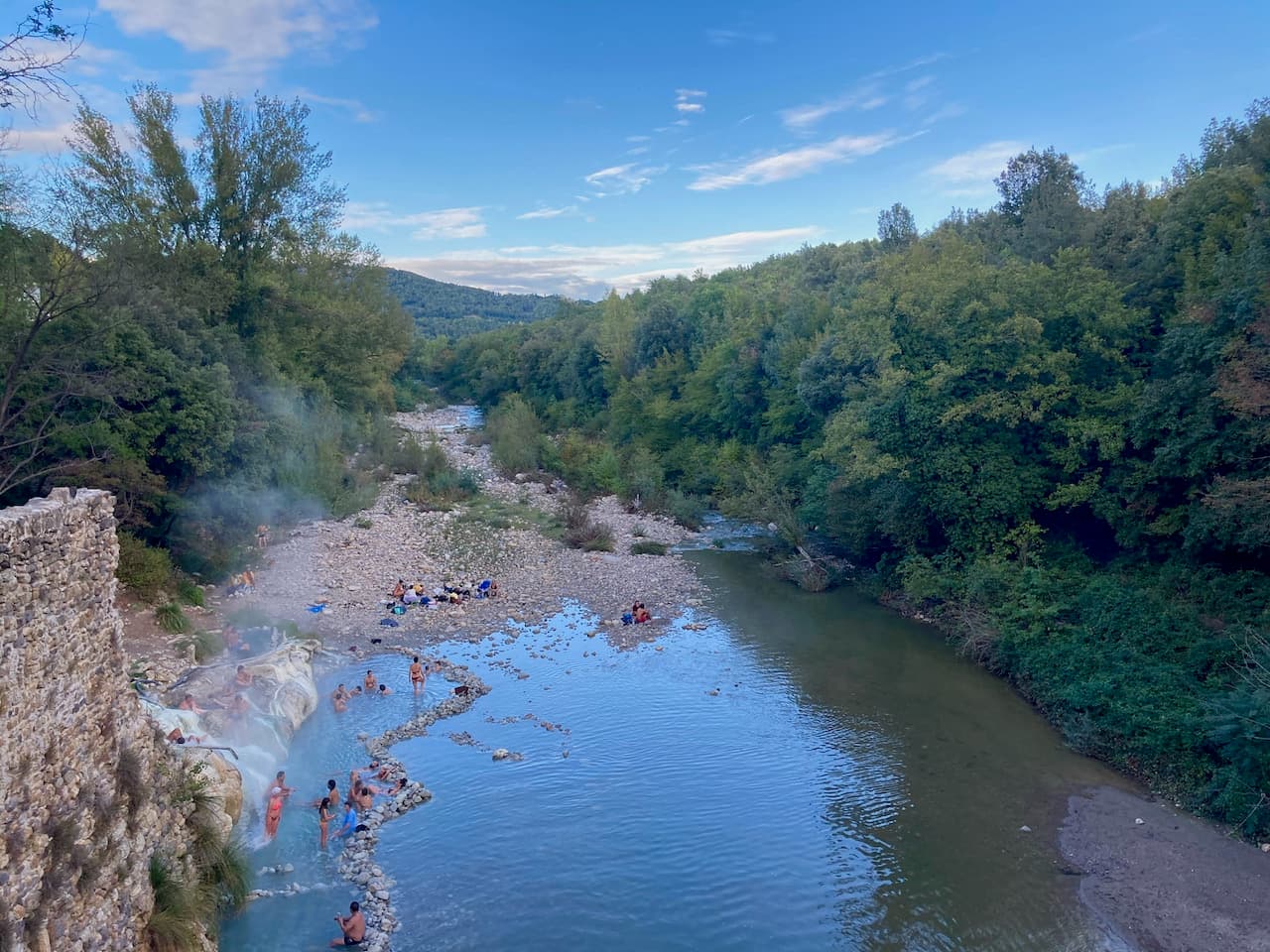 Turisti sulle rive dei Bagni di Petriolo