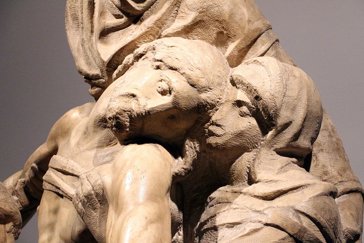 Ein Detail der Pietà Bandini von Michelangelo, einer Skulptur aus weißem Carrara-Marmor, die die Kreuzabnahme Christi zwischen der Madonna, Magdalena und Nikodemus darstellt