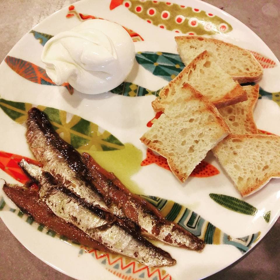Burrata e Acciughe con crostini di pane toscano
