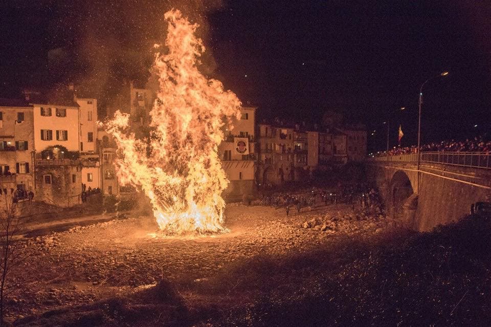 Disfida dei Falò (fête des feux)