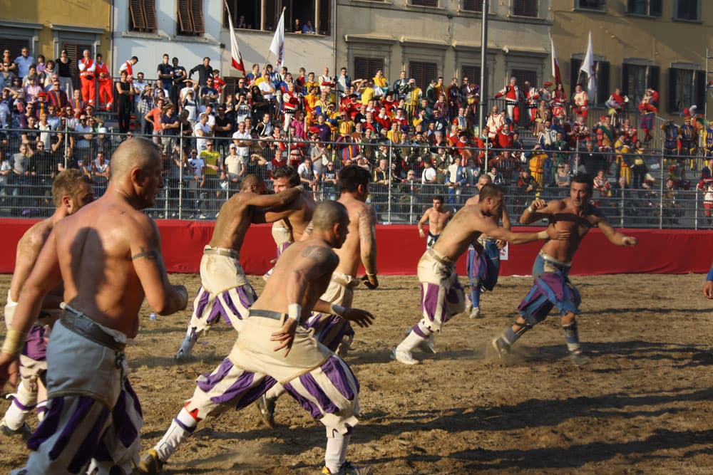 Un momento della partita con i giocatori nei costumi tradizionali