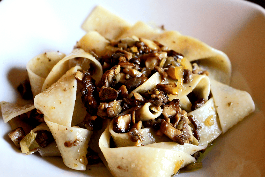 Plato de tagliatelle ai porcini