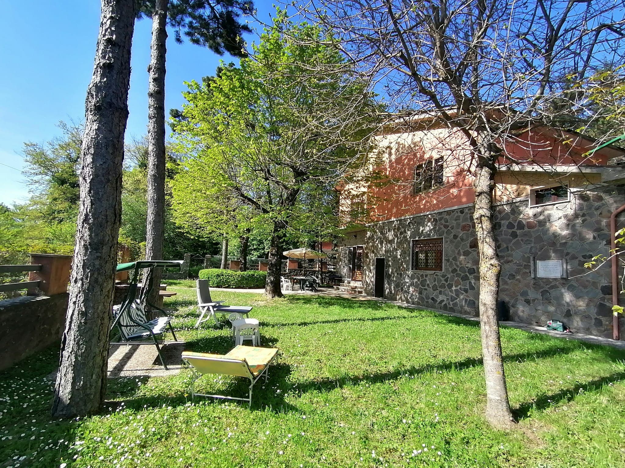 1,000 sqm private garden at Villetta la Fortezza Radicofani