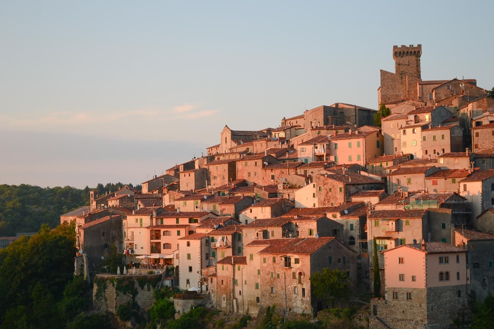 Panorama del borgo medievale di Arcidosso al tramonto