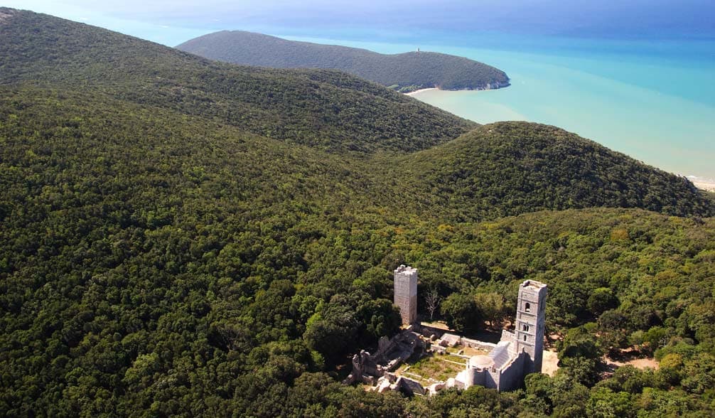 Vista area dell'Abbazia di San Rabano, immersa nel verde e con il mare della Maremma sullo sfondo
