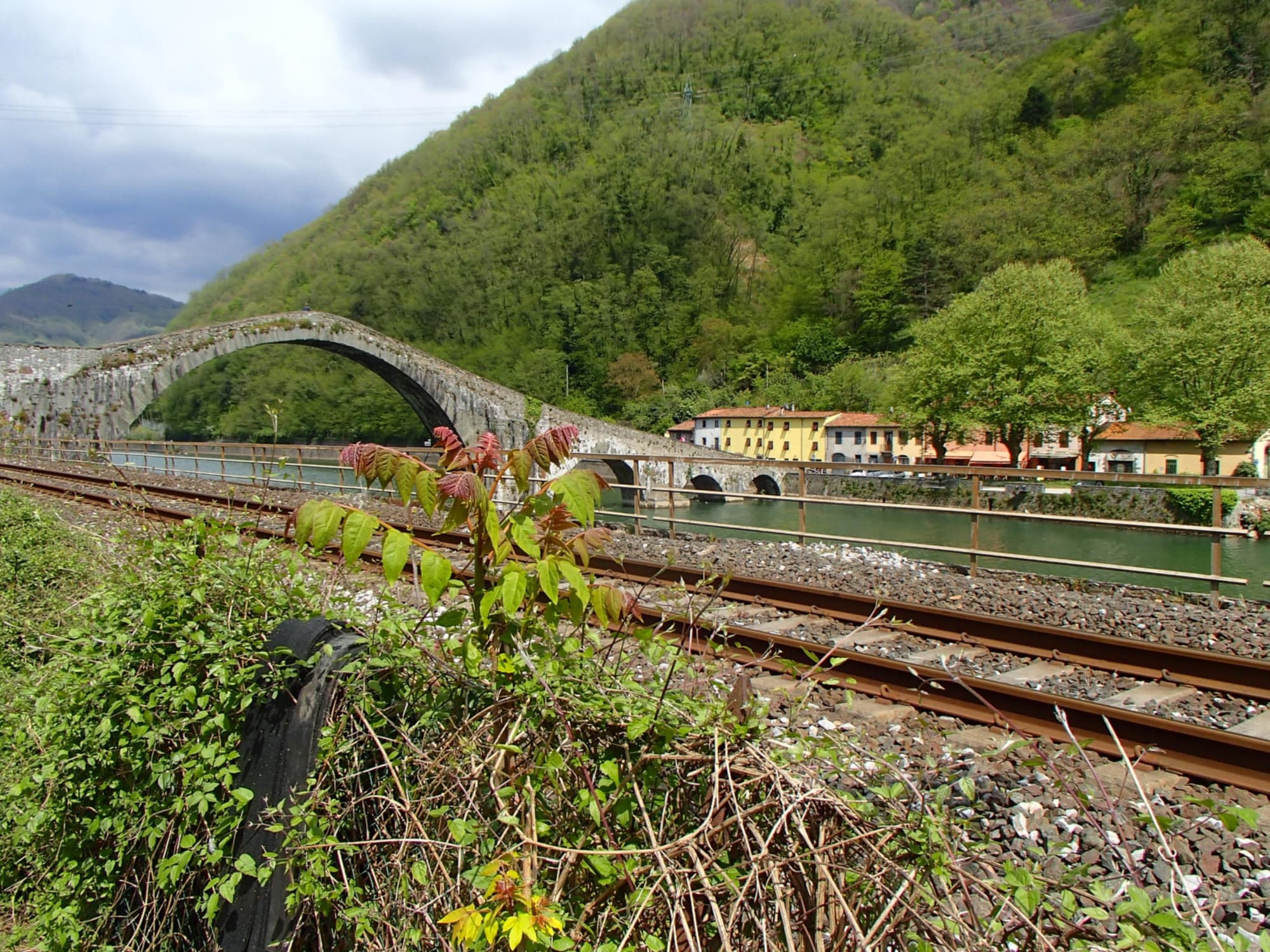 Garfagnana railway in the vicinity of the Ponte del Diavolo (Devil's Bridge)
