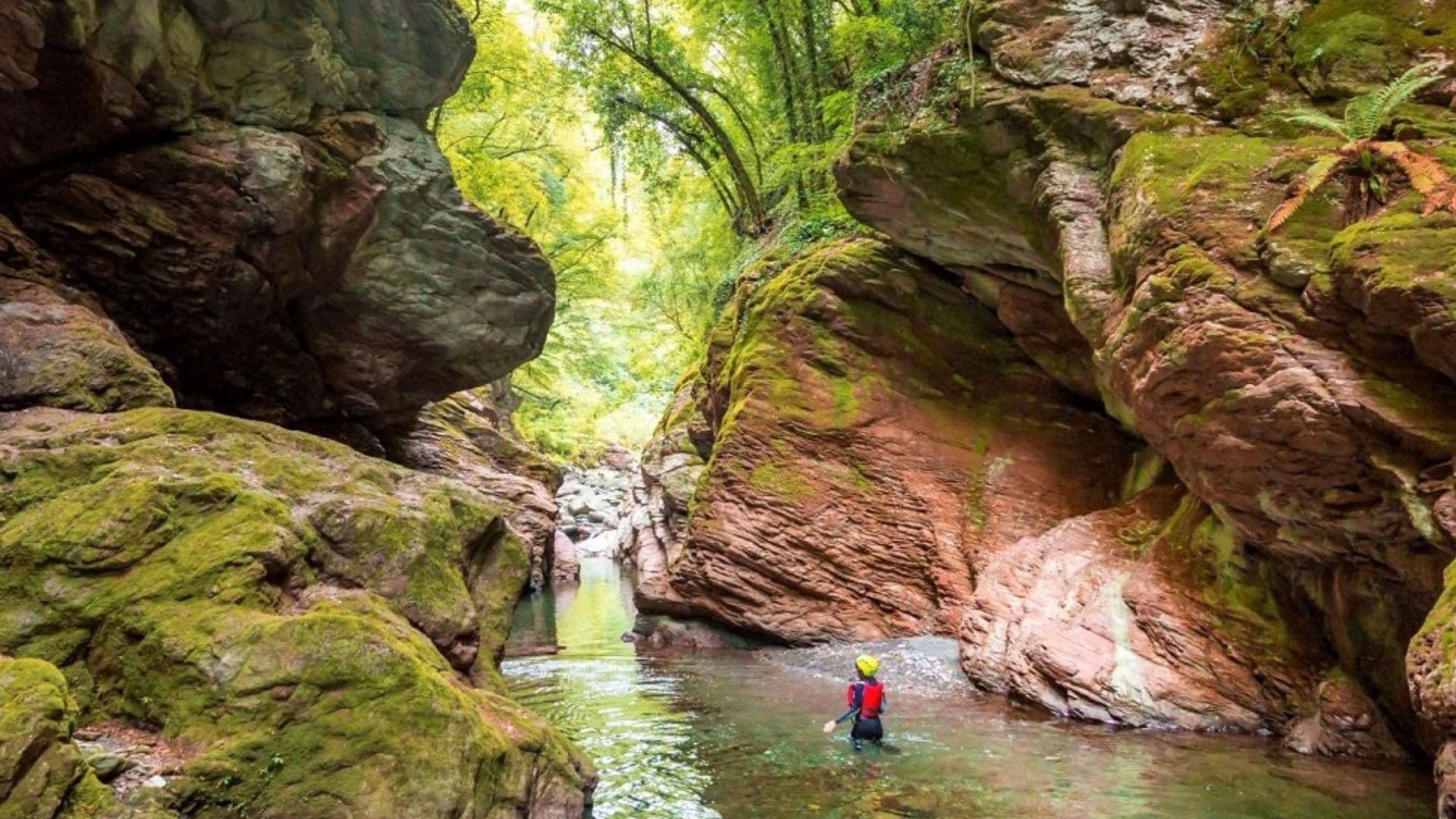 Un trekking fluviale negli Stretti di Giaredo, il più colorato canyon della Lunigiana