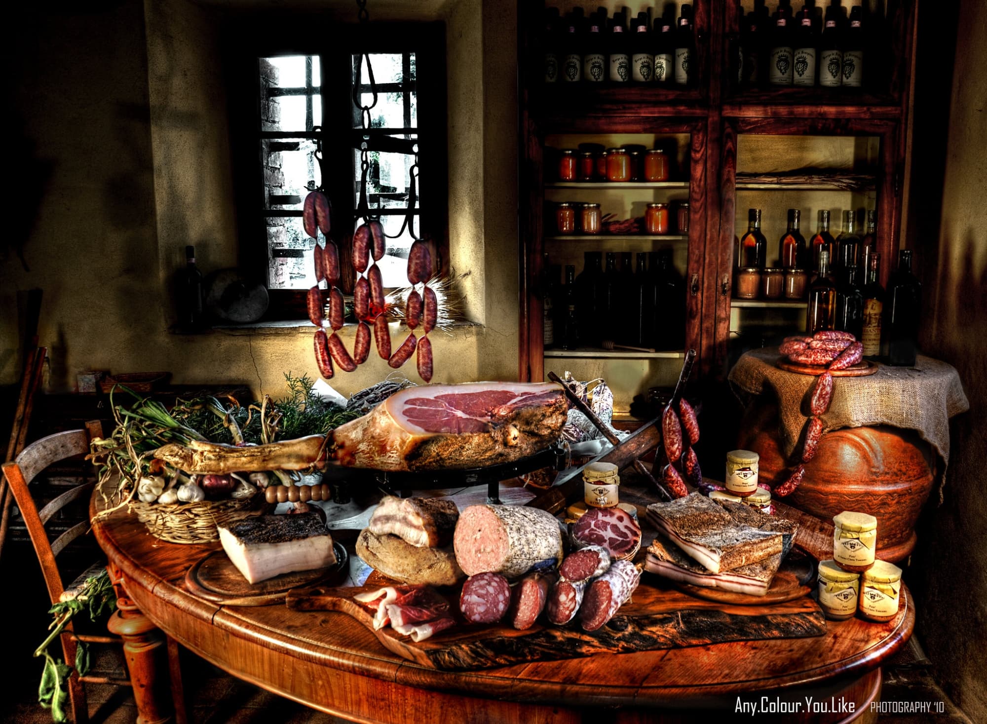 Ein Tisch mit den im Absatz beschriebenen toskanischen Wurstwaren: Prosciutto, Finocchiona, Mortadella Senese (Salami), Lombata, gewürzte Würste, Gota, Capocollo und Rigatino