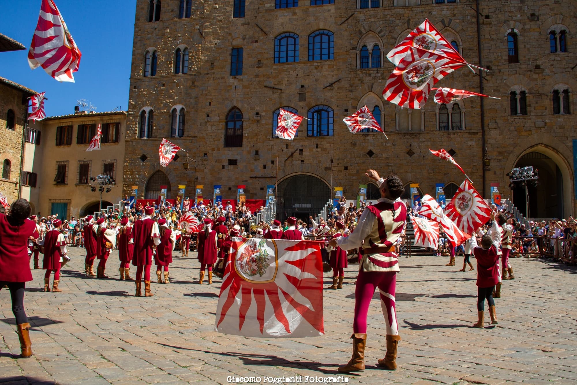 Los abanderados durante el evento veraniego Volterra AD 1398.