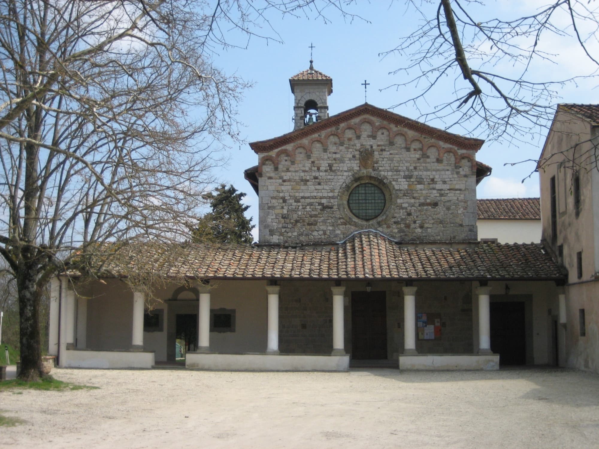 L'ingresso del Convento del Bosco ai Frati a San Piero a Sieve, con il caratteristico portico davanti alla facciata della chiesa