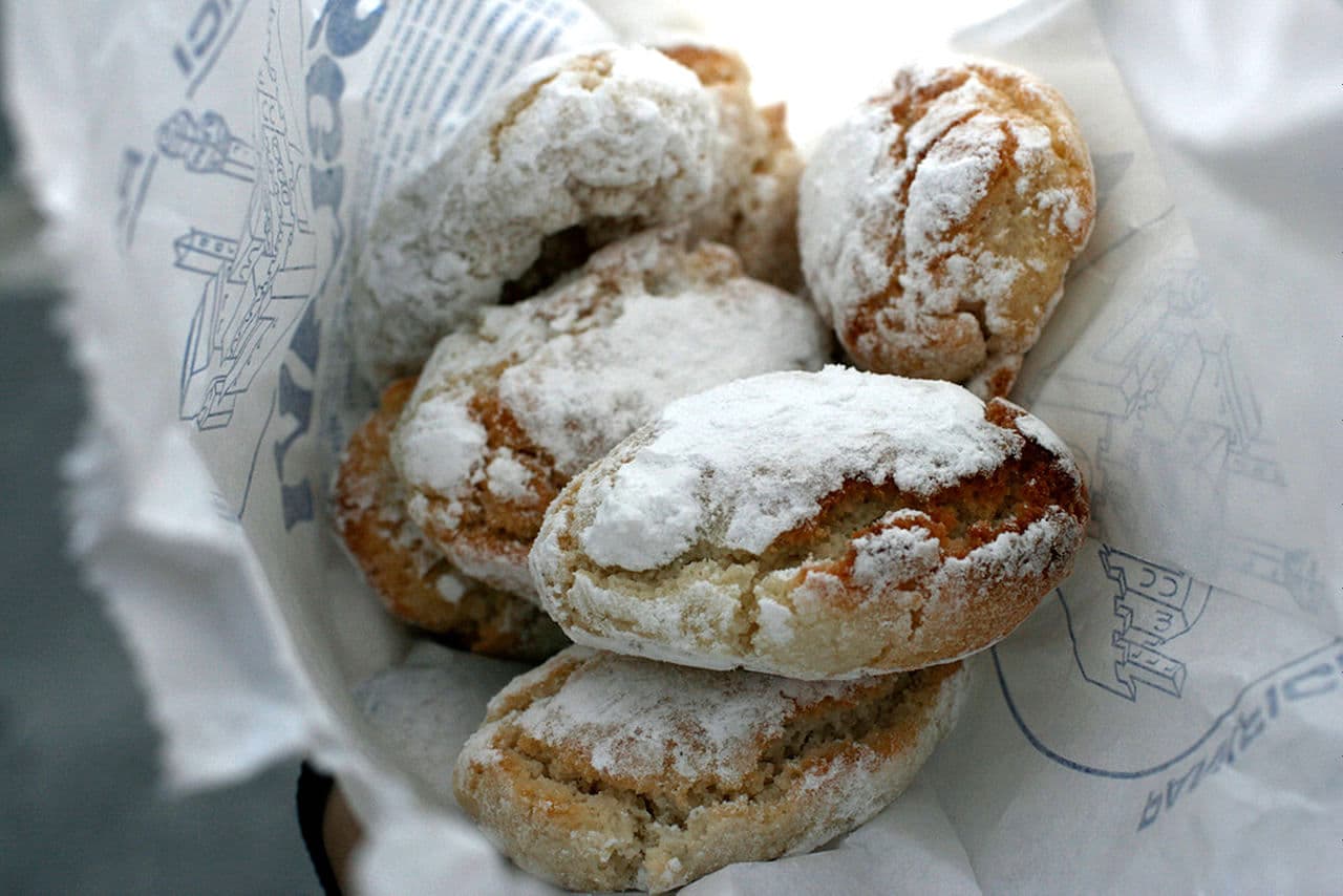 Un plato con ricciarelli
