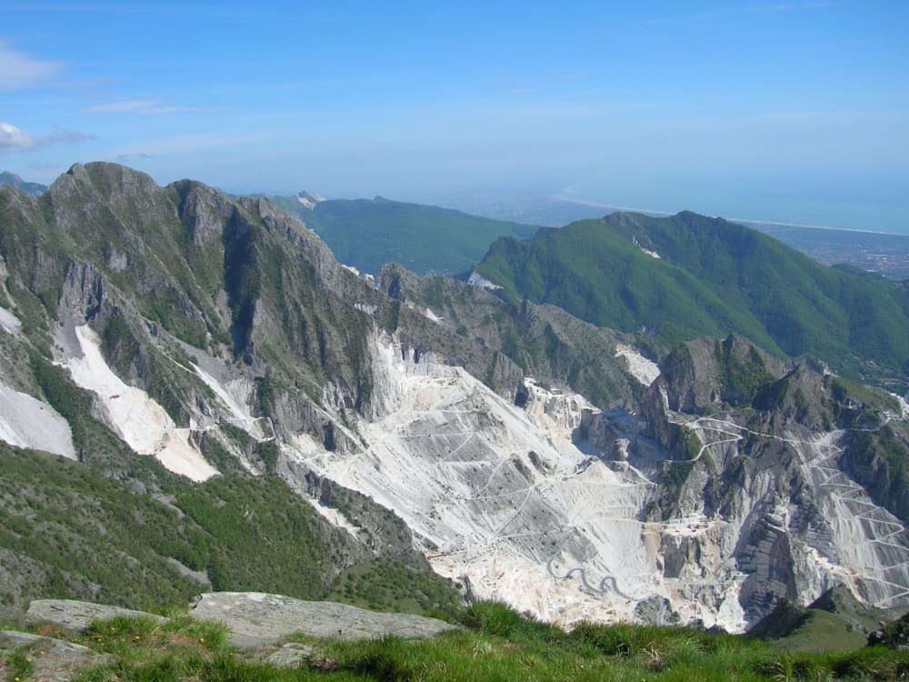 Cave di estrazione del Marmo di Carrara sulle Alpi Apuane, con il mare sullo sfondo