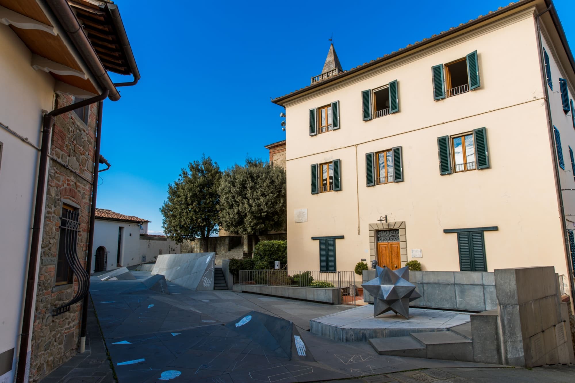 La Piazza de los Condes Guidi de Mimmo Paladino