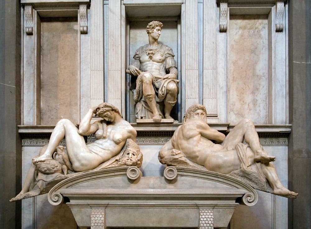 Das Grabmal von Giuliano de' Medici mit den Statuen von Tag und Nacht, mächtige Akte, die Michelangelos grandioses menschliches Ideal darstellen