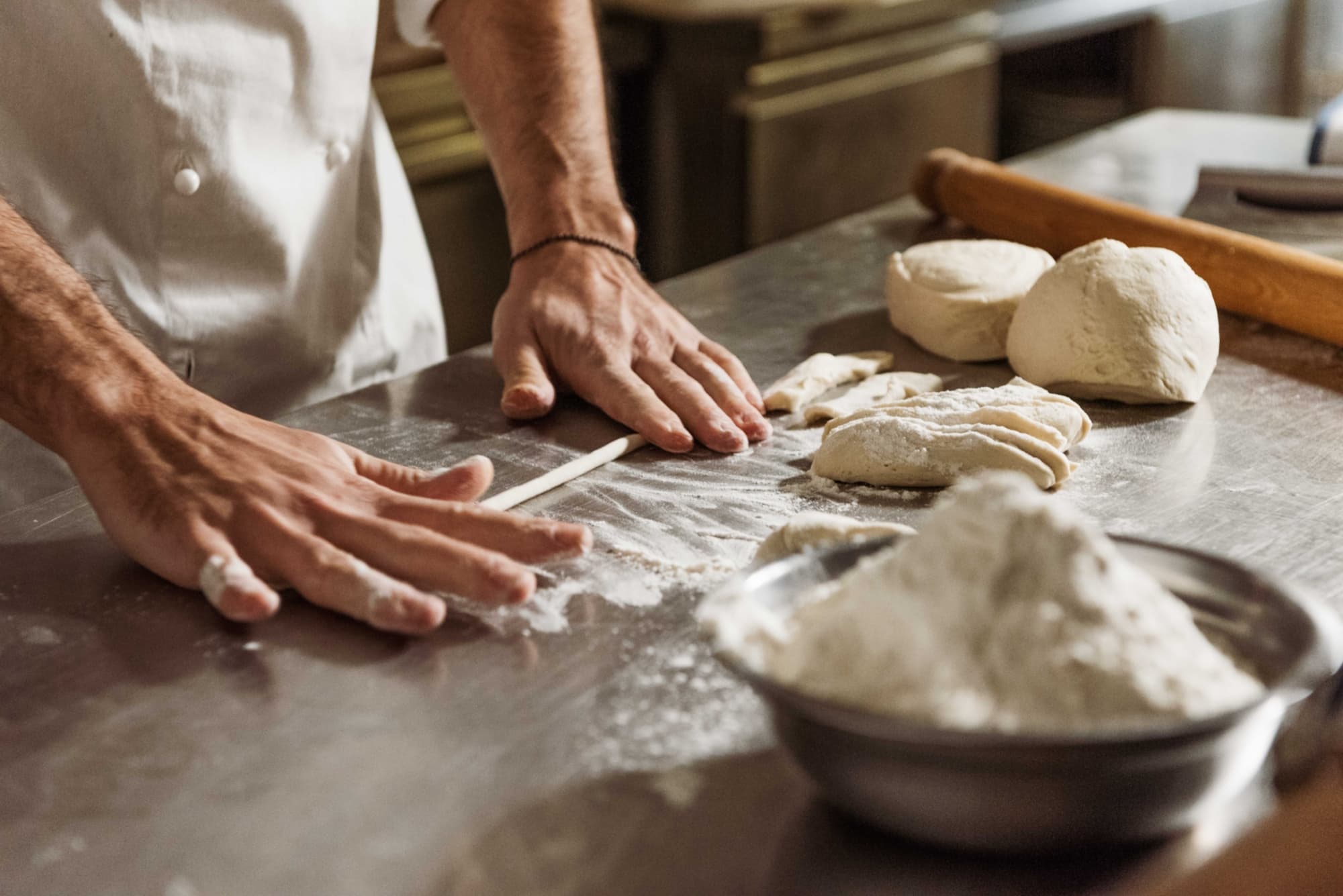 La preparazione dei pici: le mani dello chef arrotolano la pasta per dare la tradizionale forma di "spaghettone".