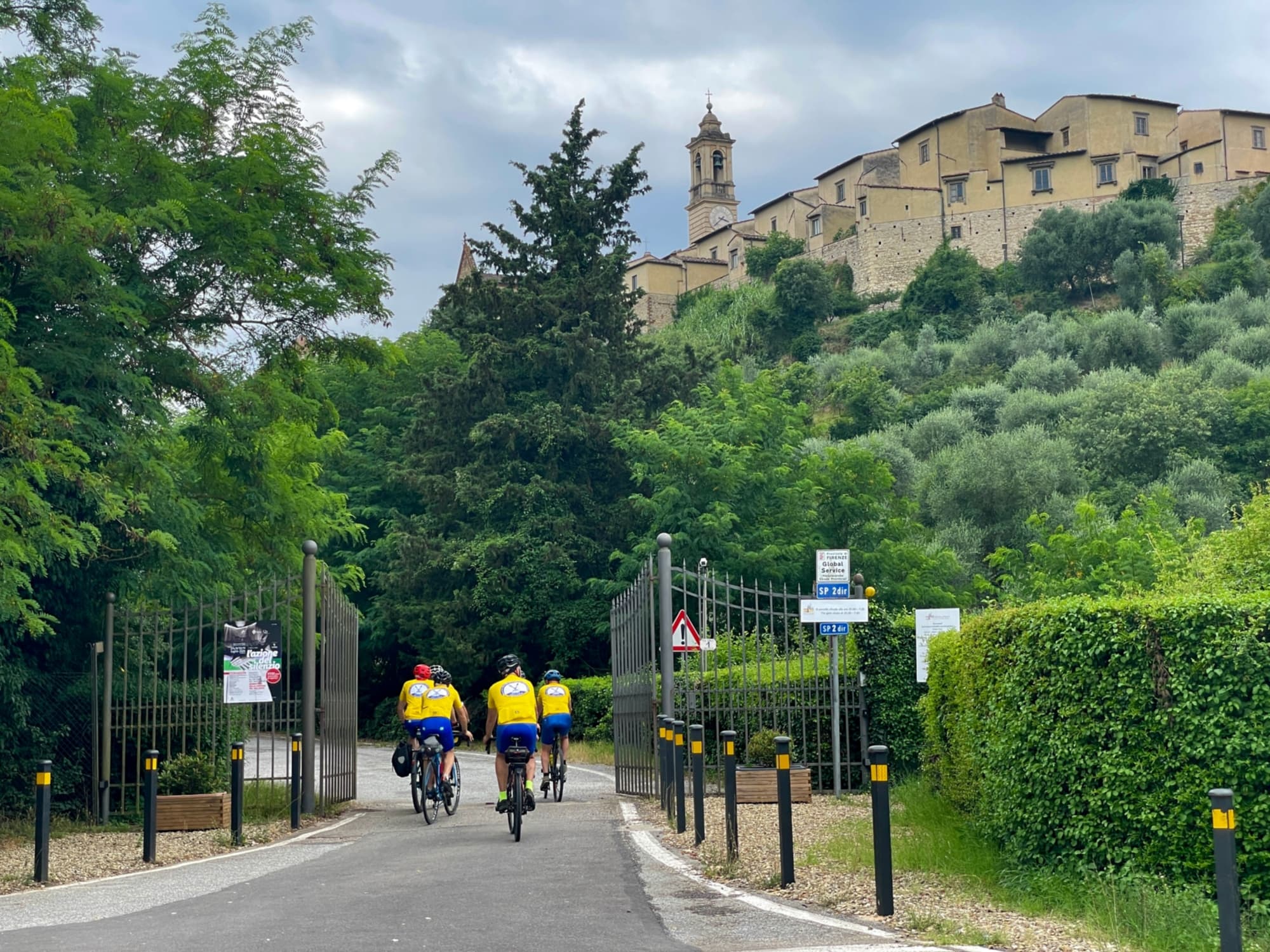 Grupo de ciclistas en la entrada de la Cartuja del Galluzzo