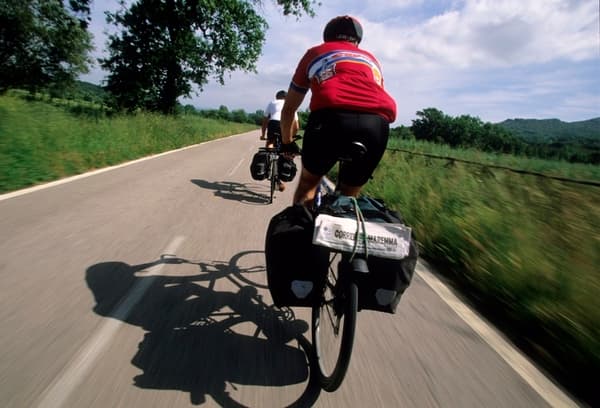 Ciclista per le strade della Maremma