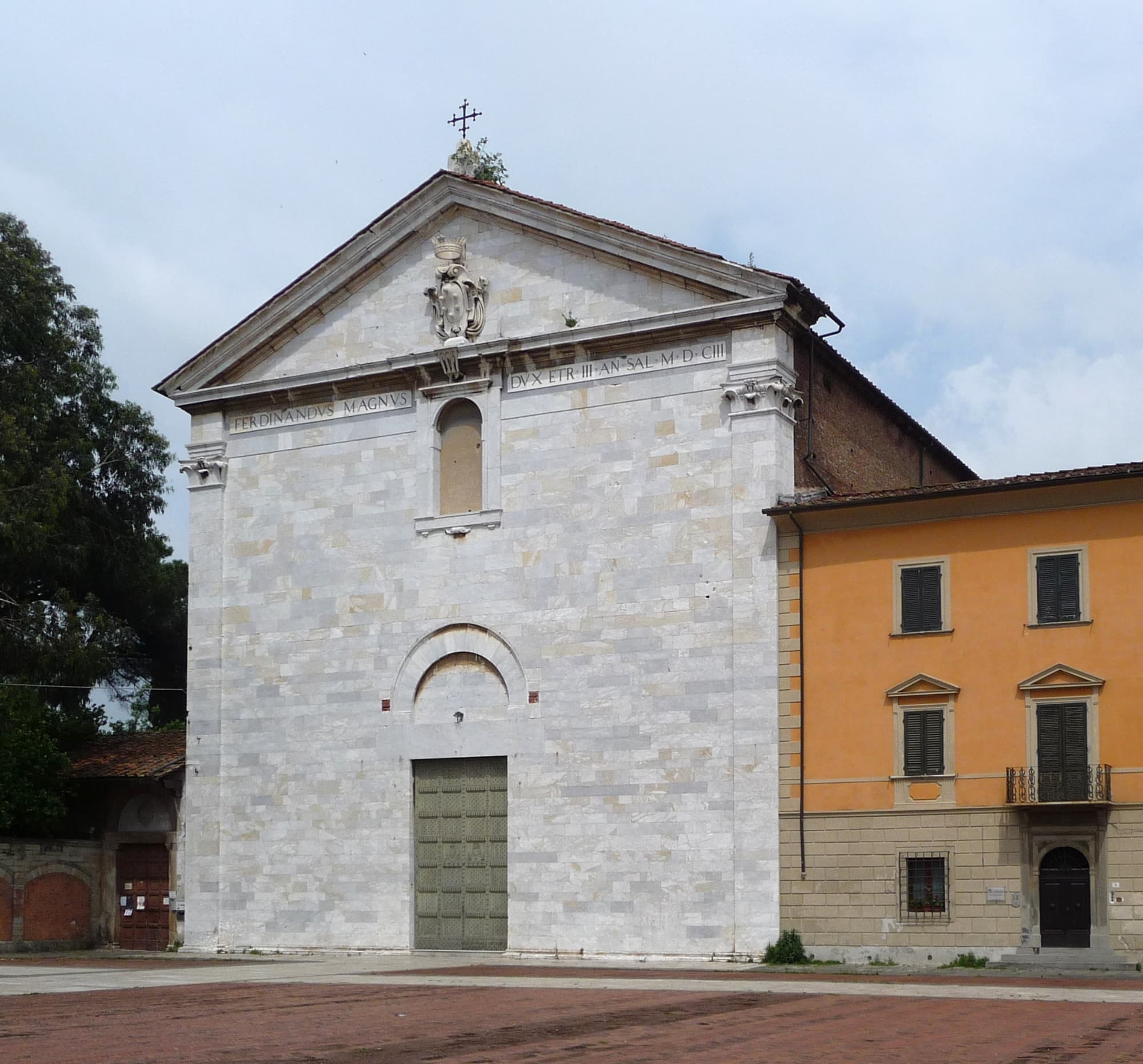 La facciata marmorea della Chiesa di san Francesco