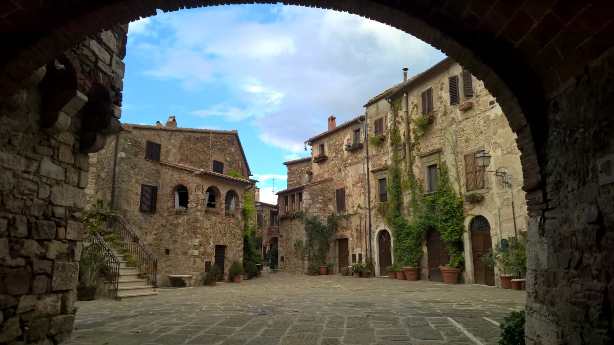 piazza_castello_a_montemerano_gr.jpg