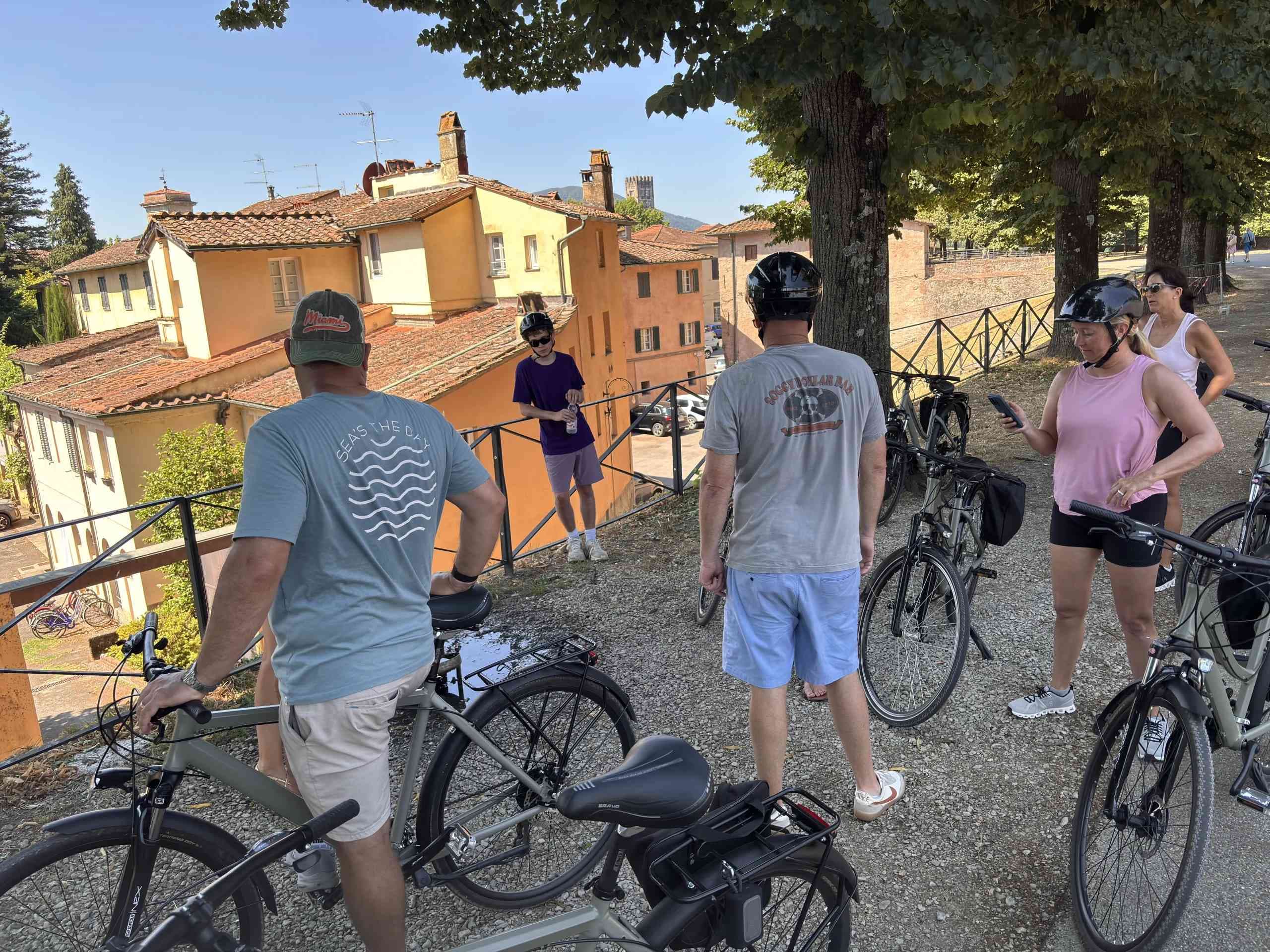 Tour guidato in e-bike di Lucca con degustazione di vini