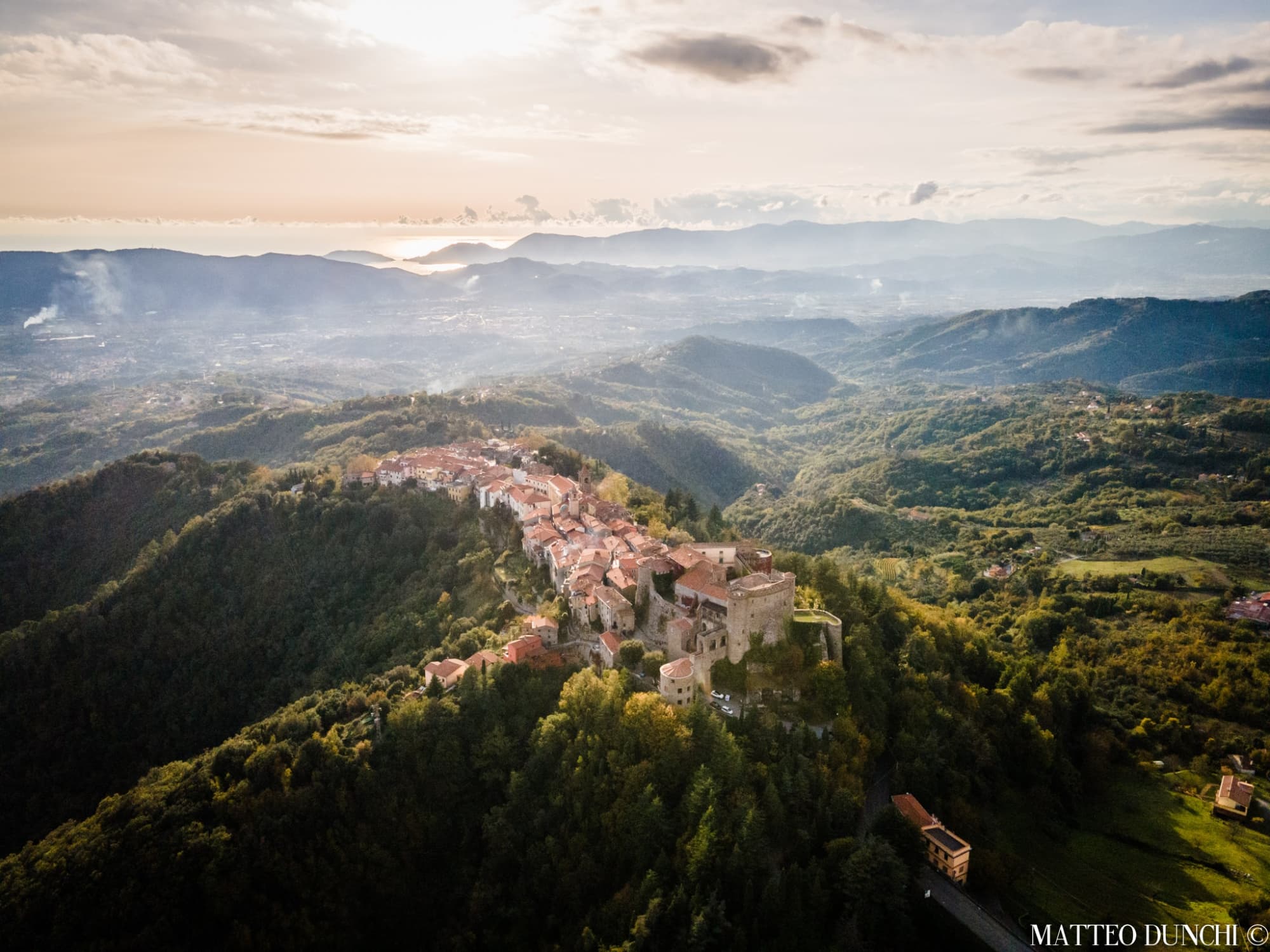 Veduta del borgo di Fosdinovo e del Mar Ligure