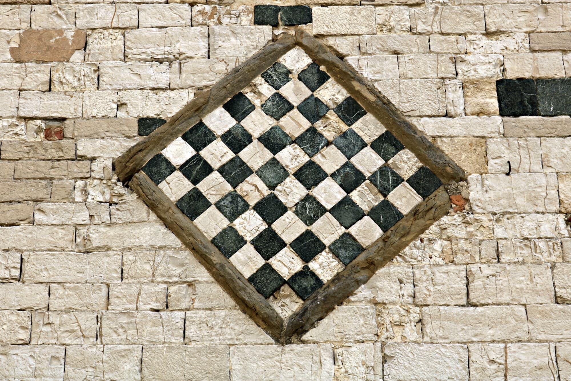 elemento decorativo a scacchiera di una pieve