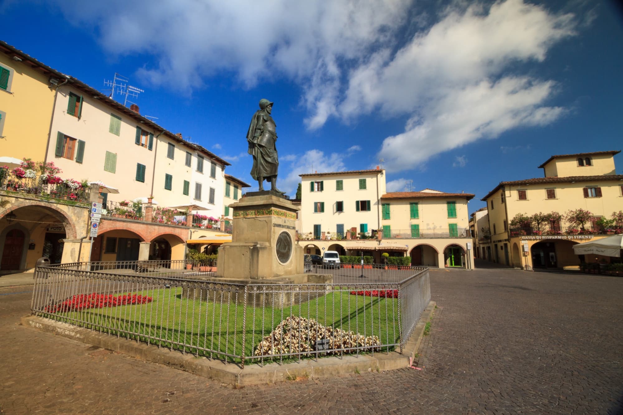 La piazza di Greve, circondata dai portici e con al centro la statua dedicata a Giovanni da Verrazzano