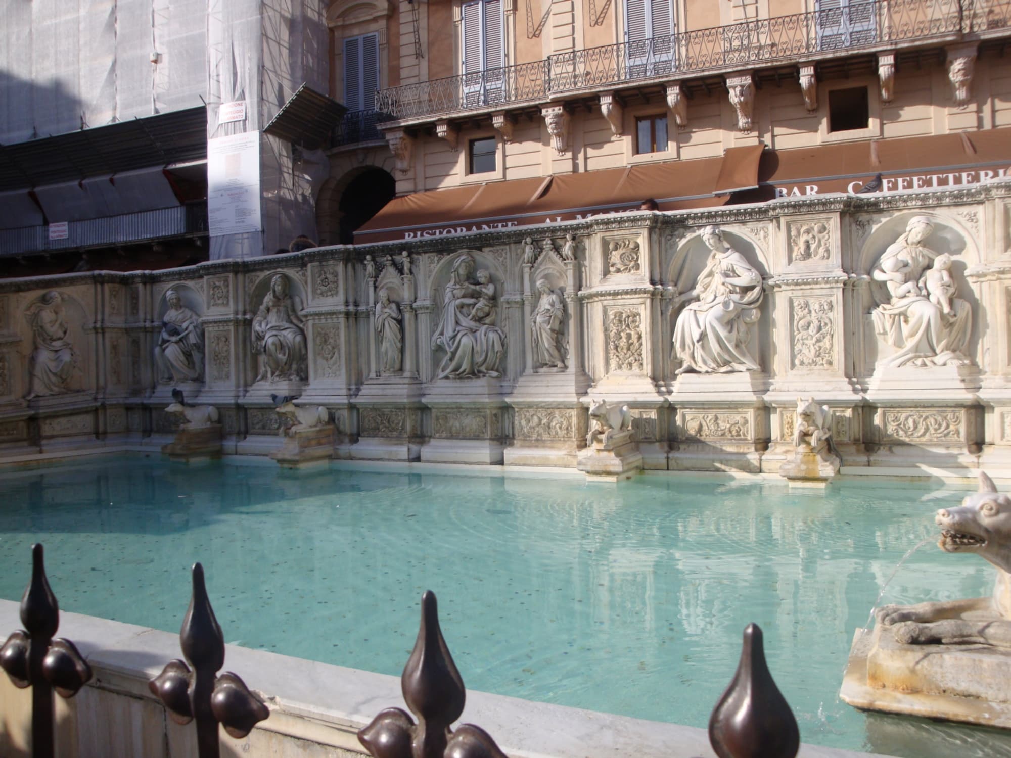 La Fonte Gaia che vediamo oggi è una copia di Tito Sarrocchi, risalente all'800, che sostituì quella originale di Jacopo della Quercia del XV secolo.