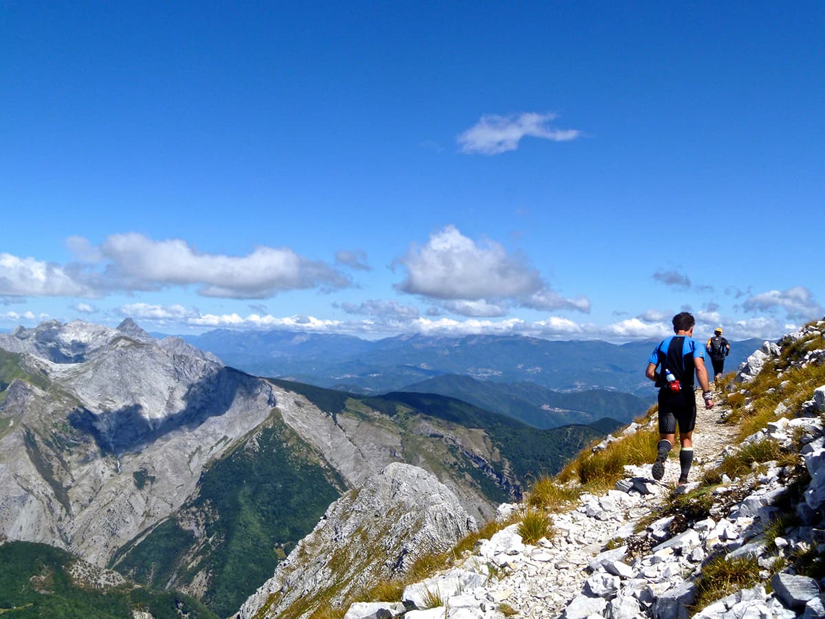 Corriendo por senderos en los Alpes Apuanos