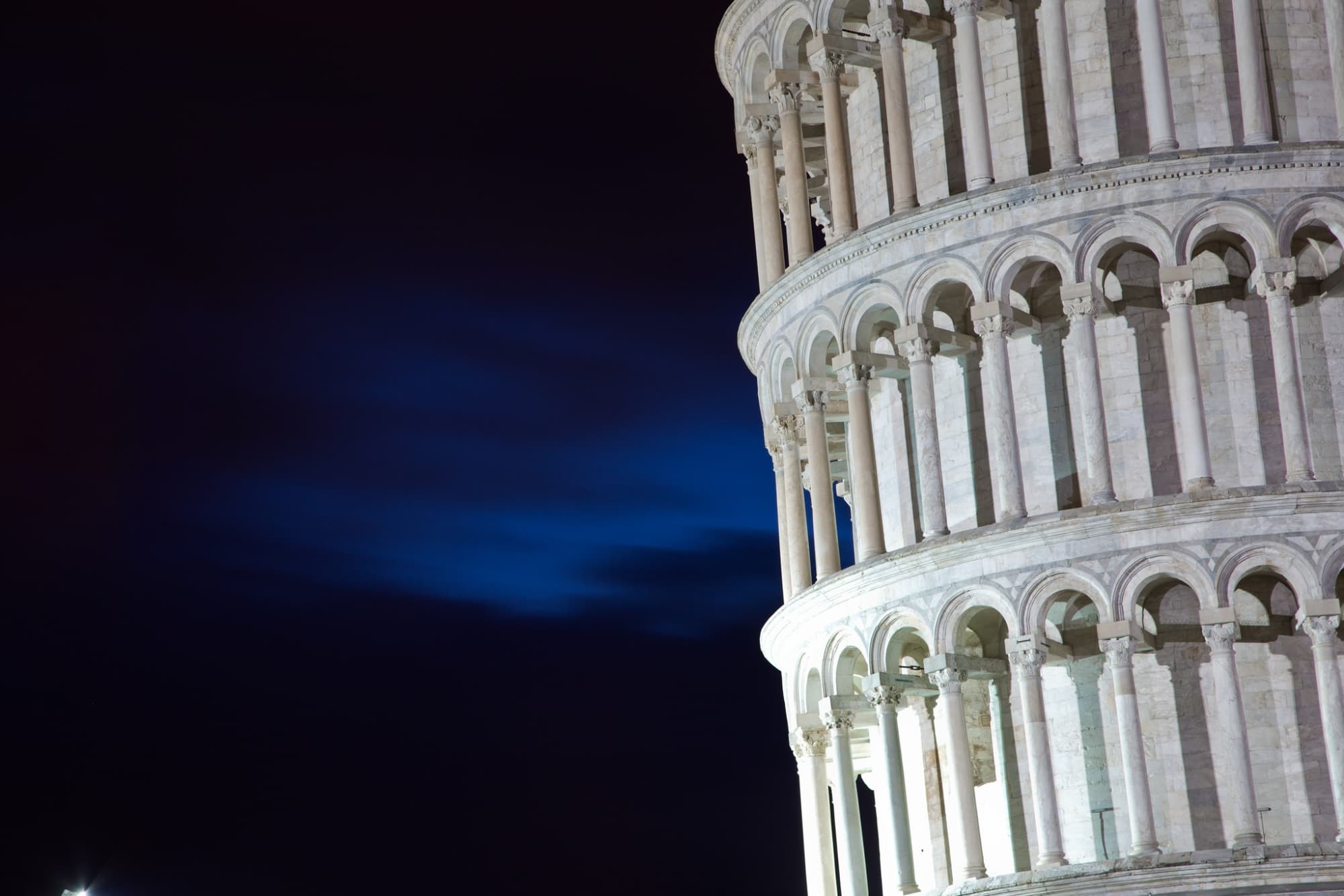 Particolare della torre di notte