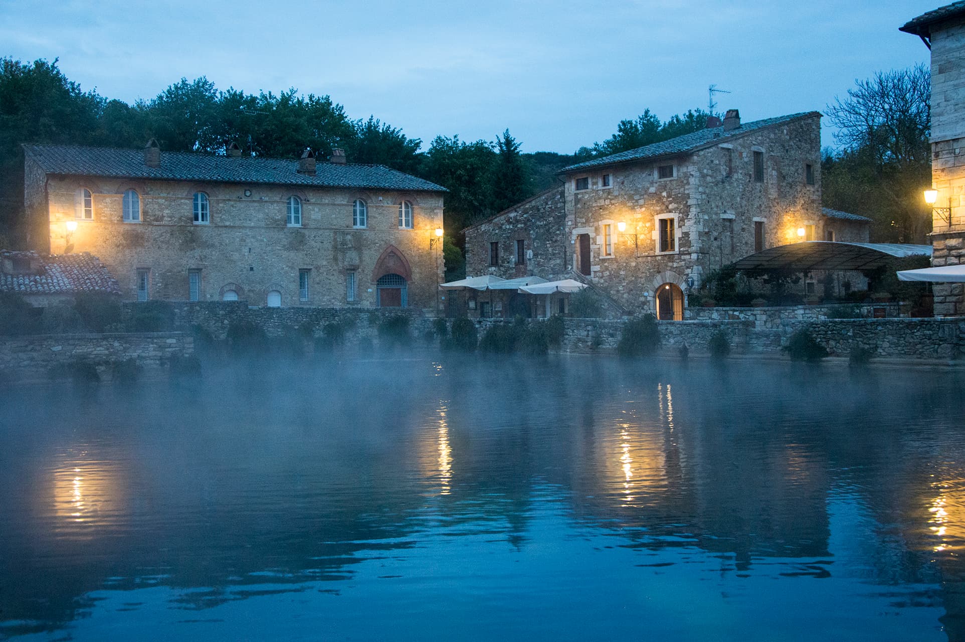 Bassin sur la place de Bagno Vignoni 