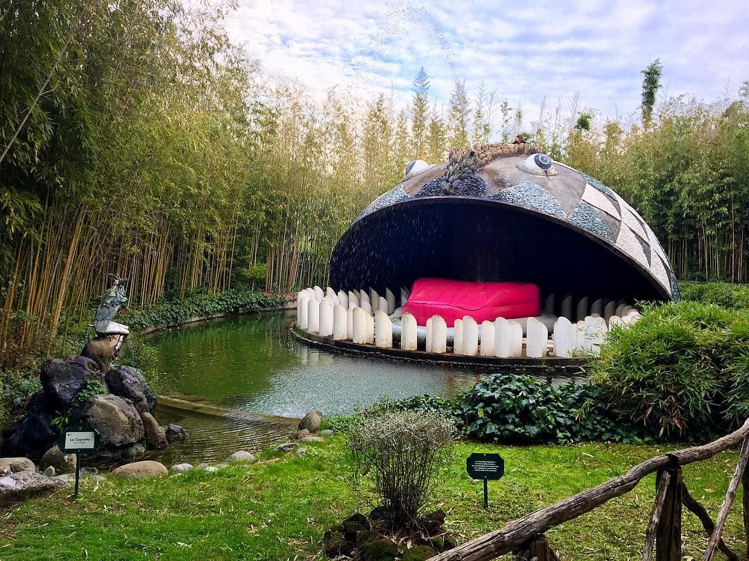 Una raffigurazione della balena in una fontana nel Parco di Pinocchio a Collodi