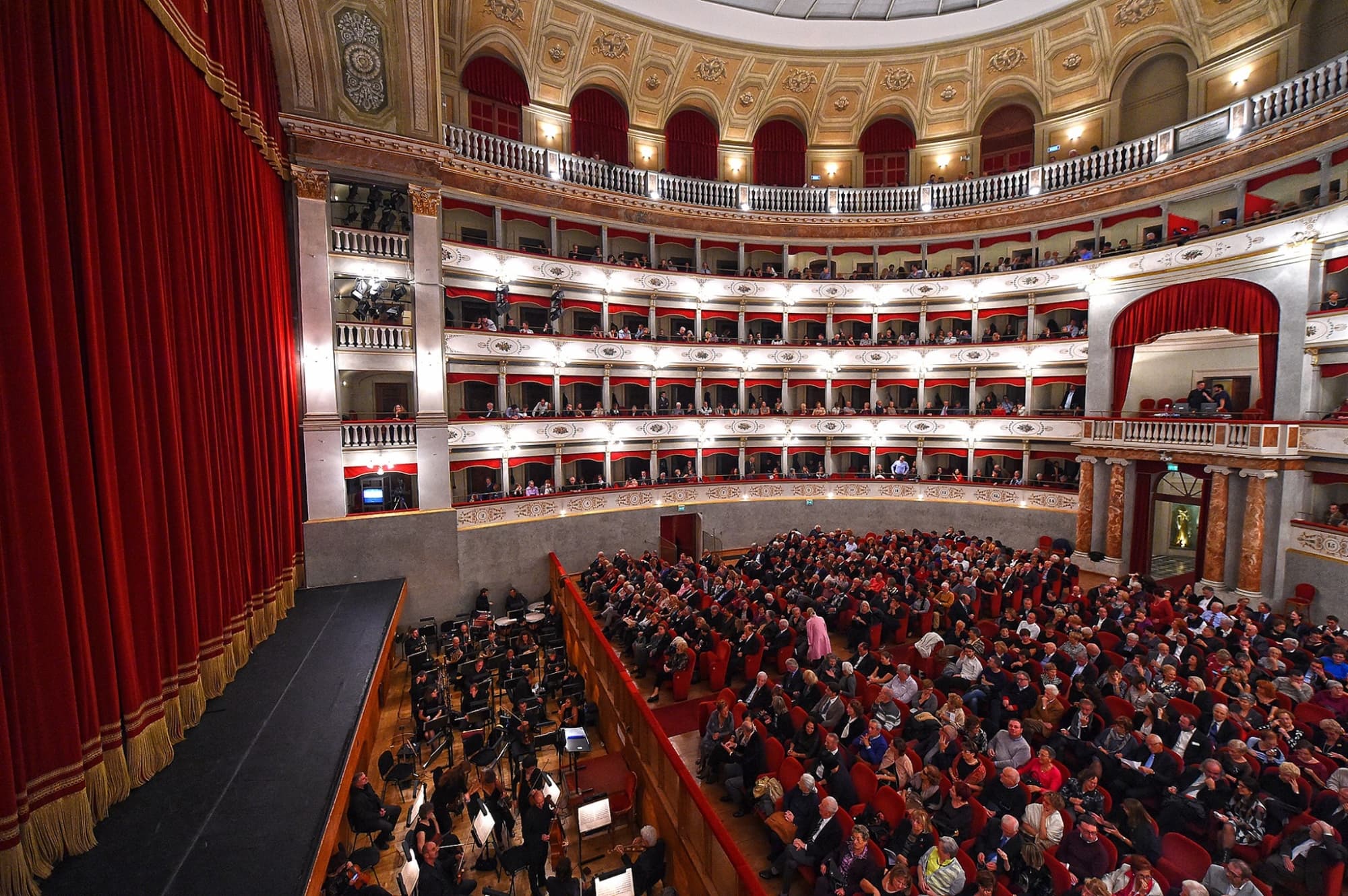 Il Teatro Goldoni di Livorno, vista dall'alto durante un evento con il pubblico