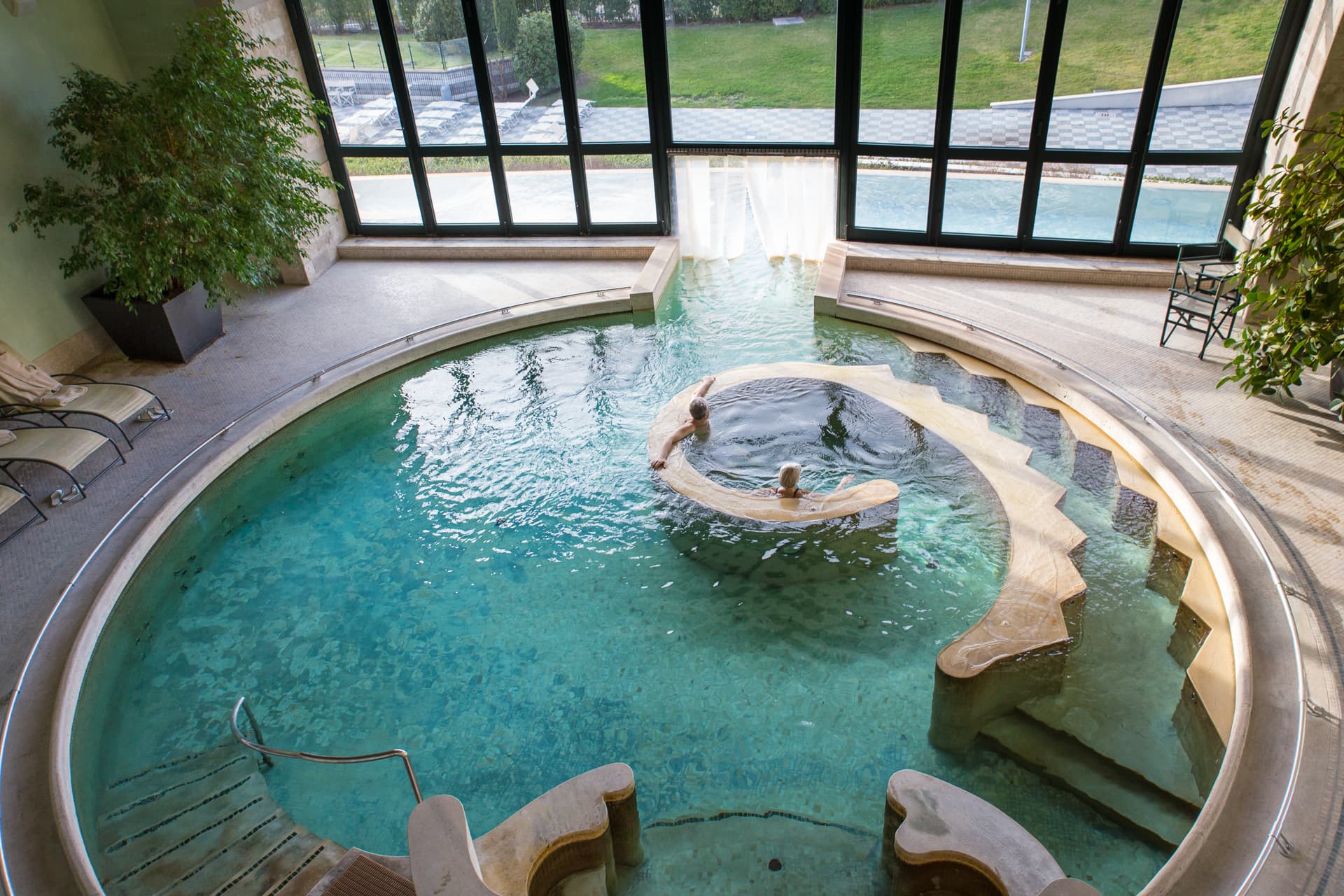 Relax al Fonteverde Spa Resort di San Casciano dei Bagni con una vista dall'alto su una delle piscine interne