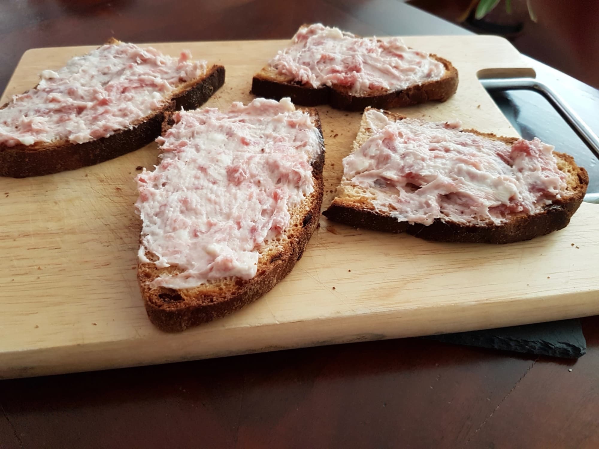 La ricetta dei crostini salsiccia e stracchino