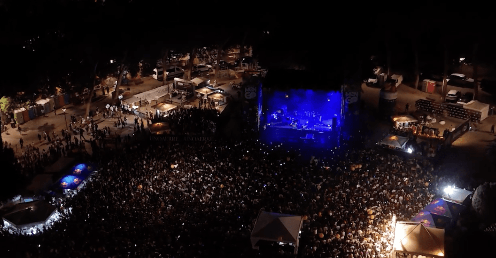 Imagen de una noche del festival en el parque con mucha gente
