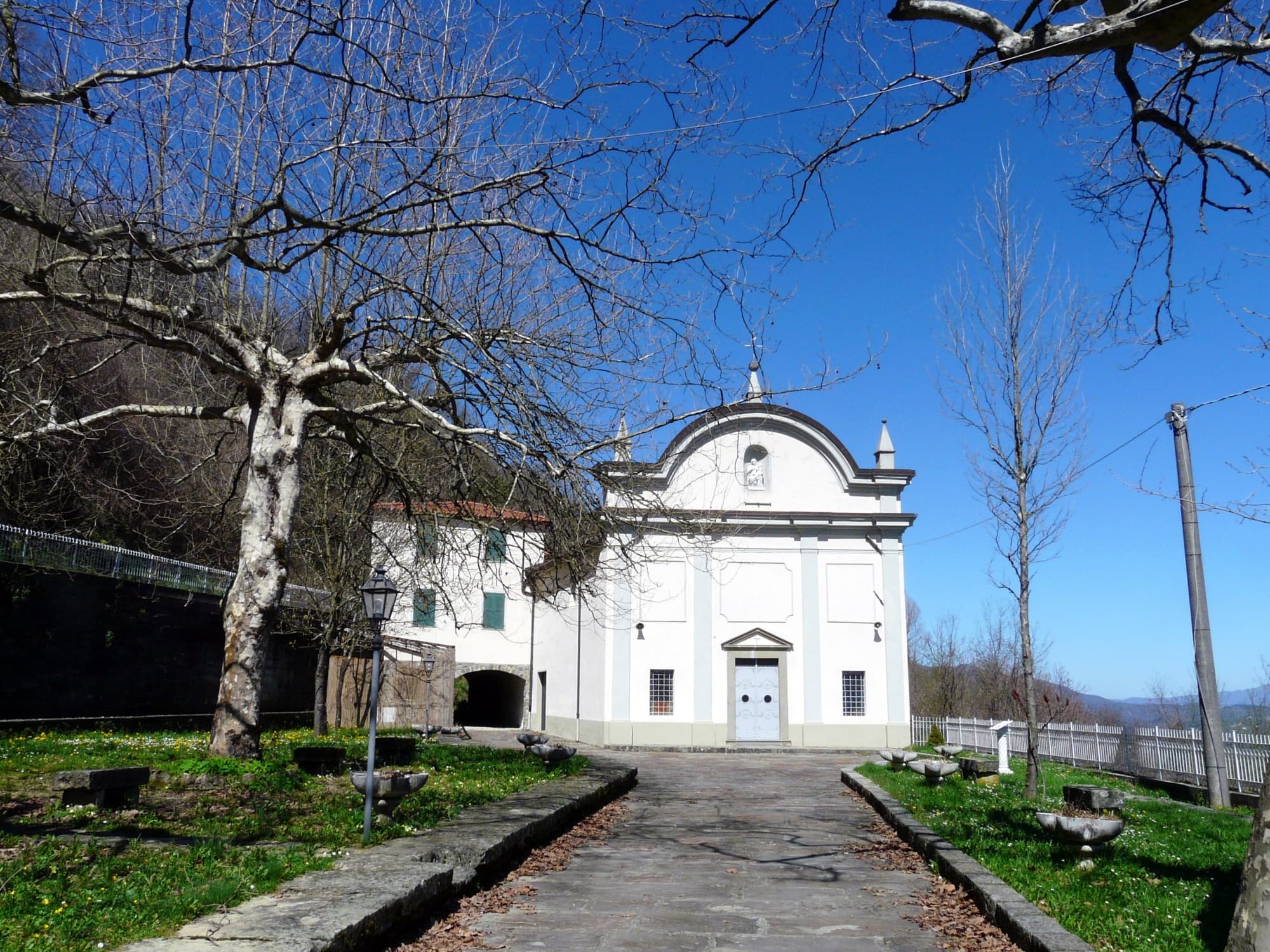 Madonna del Gaggio (facciata e vialetto con alberi spogli ai lati)