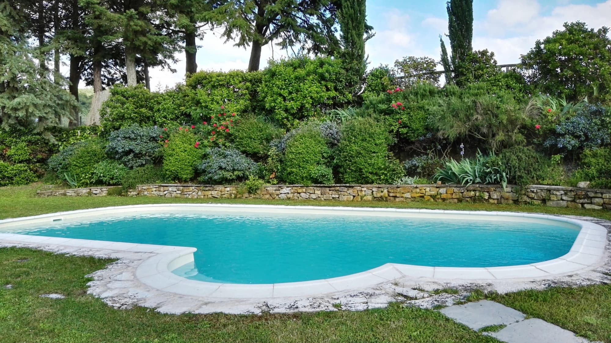 The swimming pool at Le due Volpi B&B