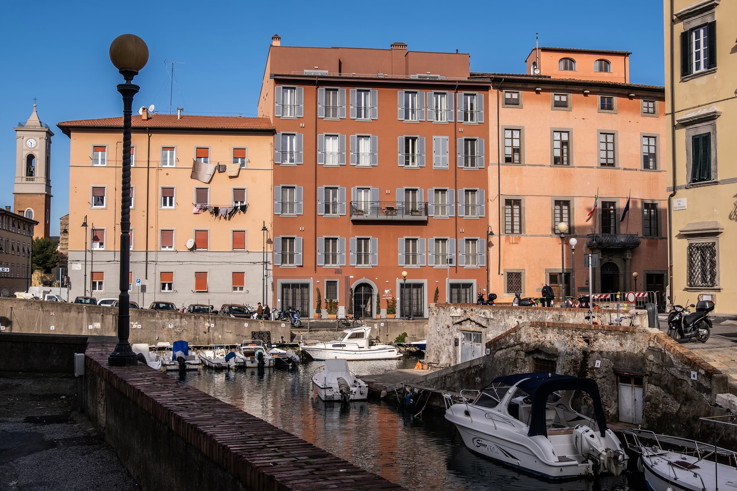 Un palazzo rosso di fronte al canale Venezia di Livorno